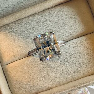 8ct Radiant cut moissanite